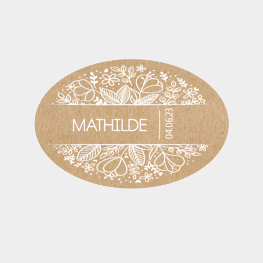 Modèle d'étiquette naissance ovale avec des fleurs blanches sur fond couleur kraft