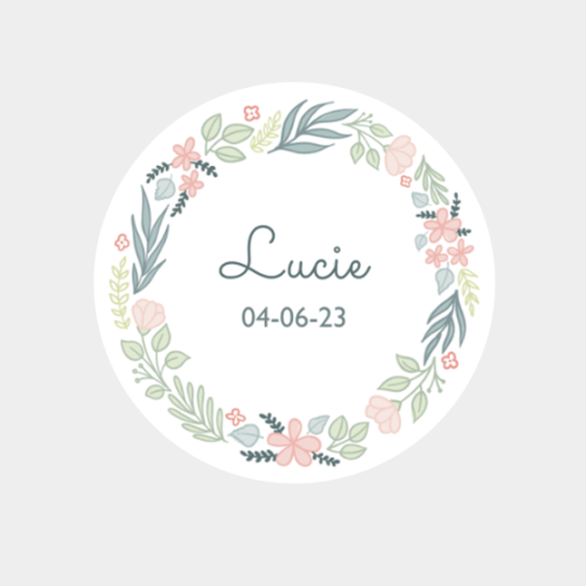 Modèle d'étiquette naissance ronde avec une couronne de fleur
