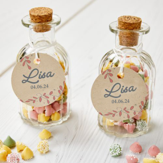 Etiquettes perforées en papier kraft pour décorer des fioles en verre avec des bonbons
