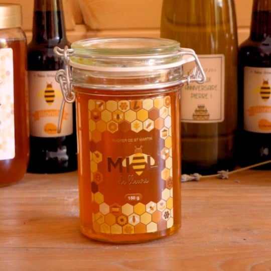 Etiquette personnalisée transparente sur un pot de miel