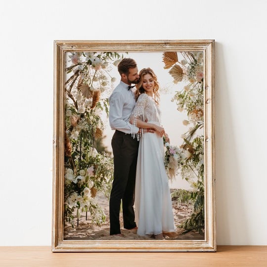 Photo de mariage encadrée dans un cadre doré