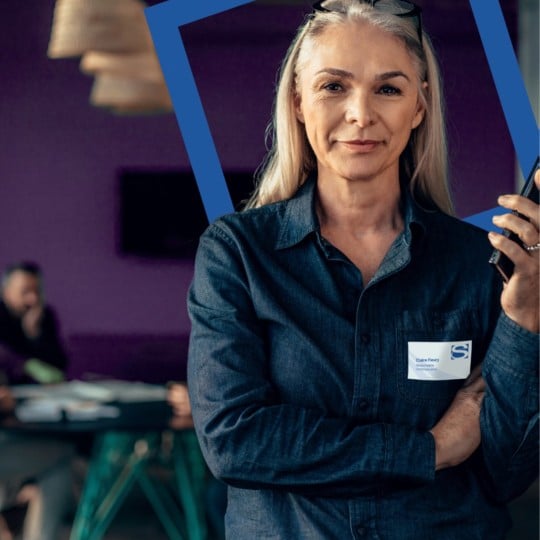 Femme participant à un évènement professionnel, identifiée avec un badge autocollant personnalisé