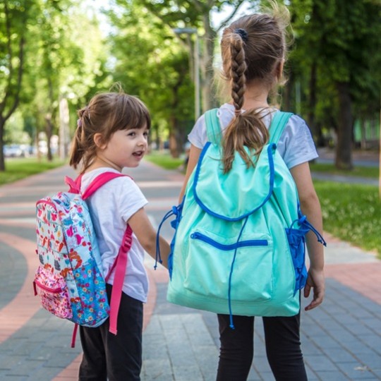 Photo carrée de deux petites filles en classe verte