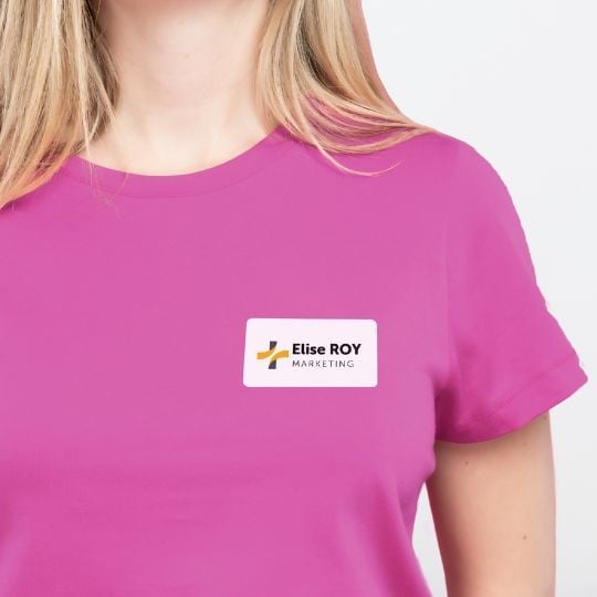 Femme portant un badge autocollant personnalisé
