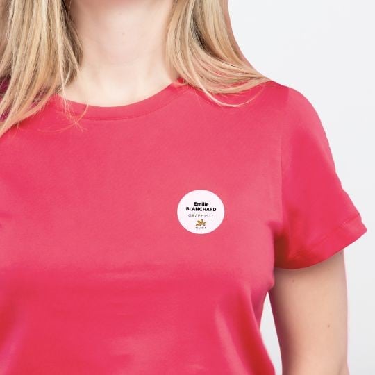 Femme portant un badge autocollant personnalisé