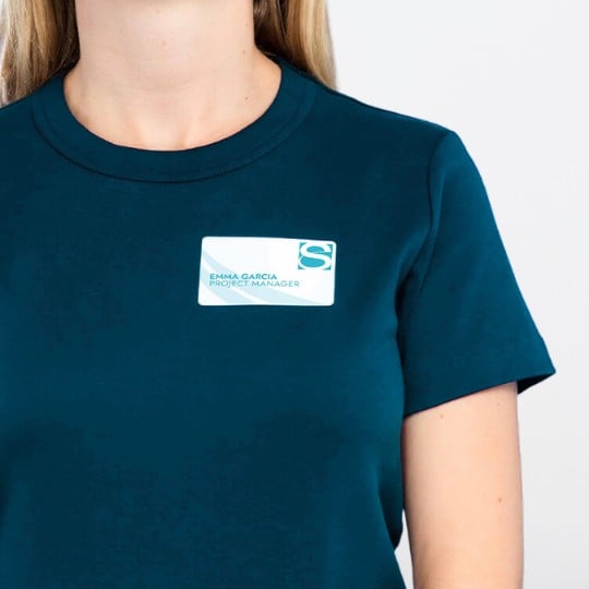 Femme portant un badge autocollant personnalisé