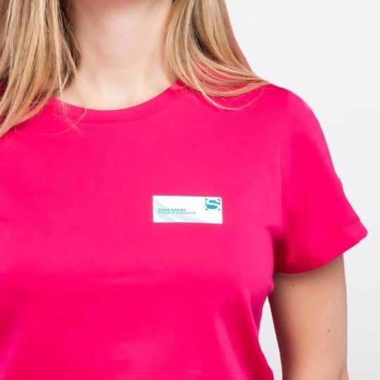 Femme portant un badge autocollant personnalisé