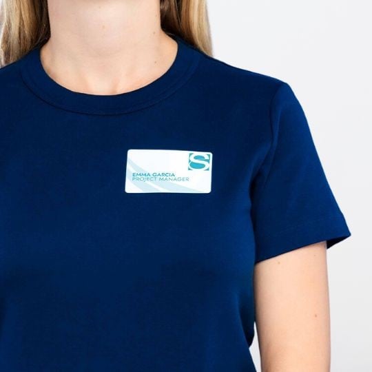 Femme portant un badge autocollant personnalisé
