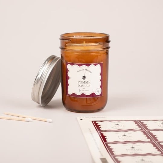 étiquettes bougies personnalisée en planches avec un design d'automne pomme d'amour