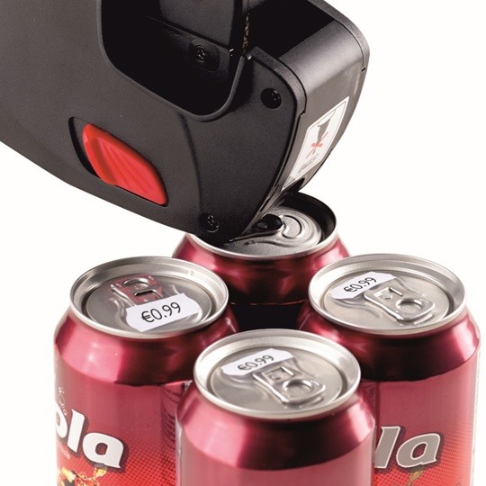 Etiquetage prix de canettes de soda avec pinces à étiqueter