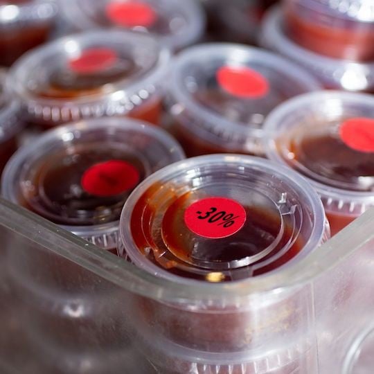 Etiquettes promo rouges imprimées avec un pourcentage de réduction