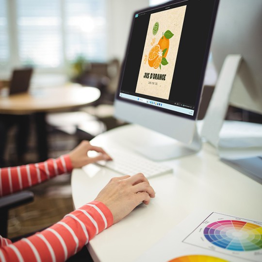 Graphiste en train de créer un design d'étiquette
