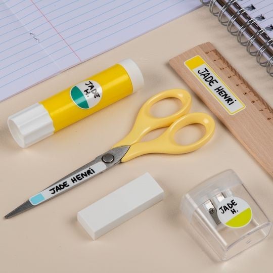 Matériel scolaire marqué au nom de l'enfant avec des étiquettes autocollantes plastifiées