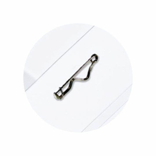 Détail de l'épingle sur un porte-badge