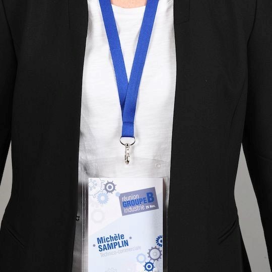 Personne portant un badge avec tour de cou bleu