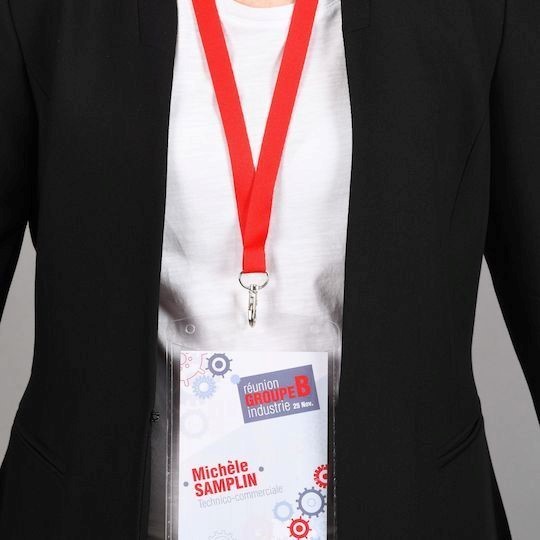 Personne portant un badge évènementiel avec tour de cou rouge
