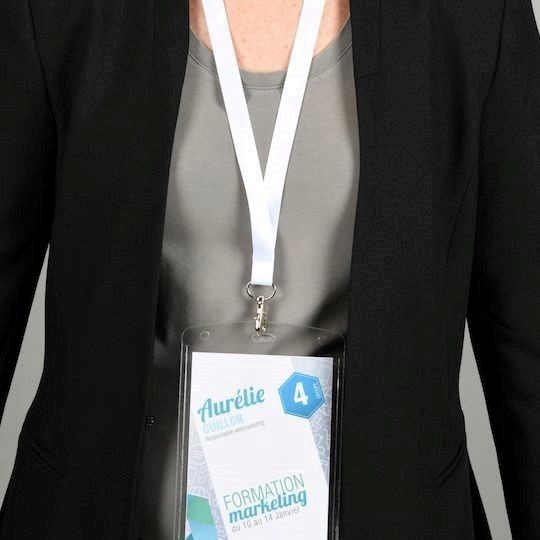 Personne portant un badge évènementiel avec tour de cou blanc