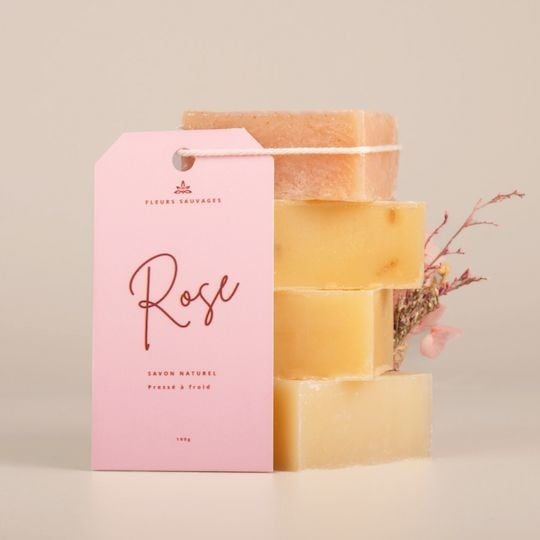 Etiquettes américaines personnalisées avec un design rose pastel attachées à des savons