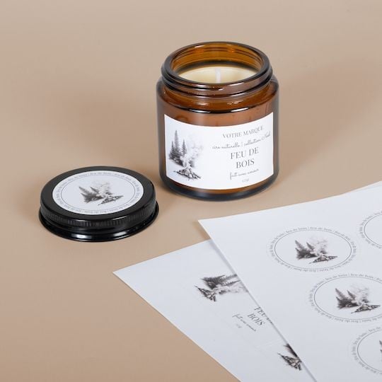 Etiquettes produits personnalisées en planches avec un design minimaliste collées sur une bougie