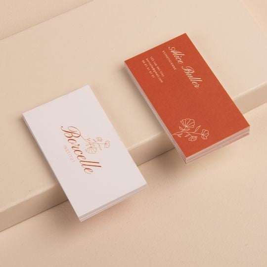 Cartes de visite personnalisées avec un design orange au recto et un design minimaliste au verso