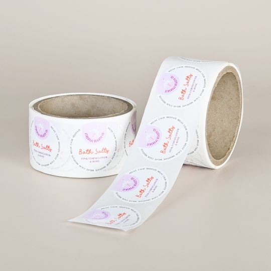 Rouleaux d'étiquettes rondes personnalisées en plastique décollable avec un design pastel pour des produits cosmétiques