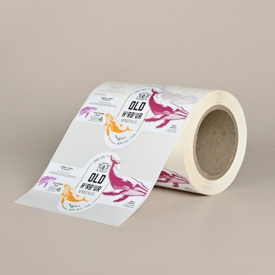 Rouleau d'étiquettes personnalisées en plastique recyclé avec un design coloré pour bouteilles de spiritueux