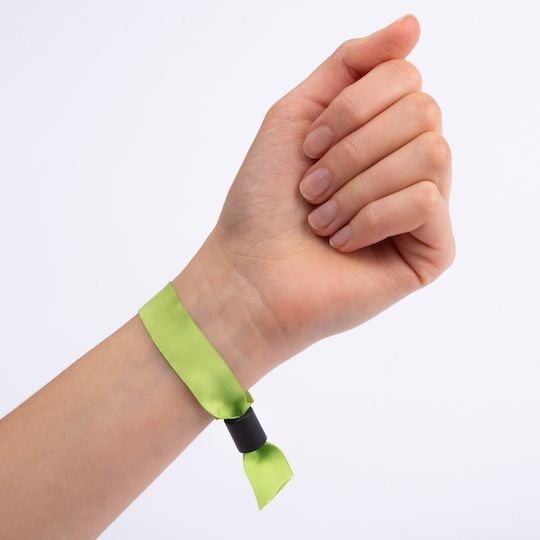 Bracelet vert en tissu porté au poignet
