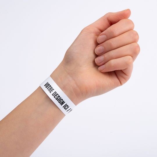 Bracelet blanc imprimable en polyester porté au poignet