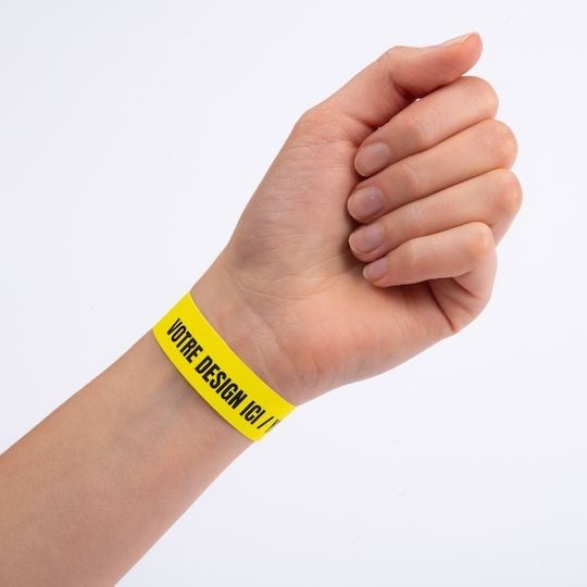 bracelet jaune imprimable en polyester porté au poignet