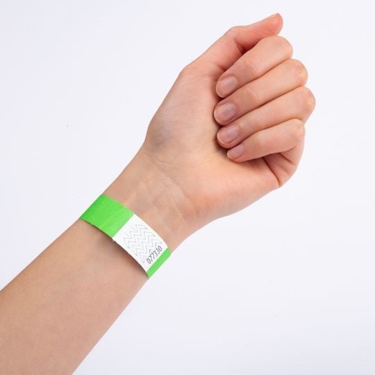 bracelet vert en papier tyvek indéchirable porté au poignet