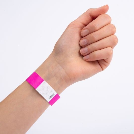 bracelet rose en papier tyvek indéchirable porté au poignet