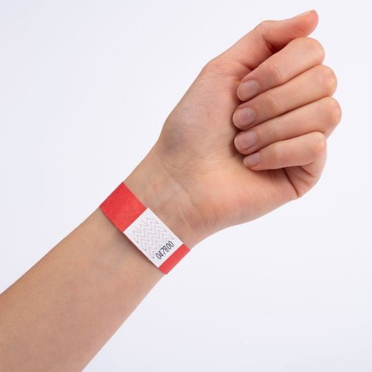 Bracelet rouge en papier tyvek indéchirable porté au poignet