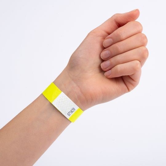 bracelet jaune en papier tyvek indéchirable porté au poignet