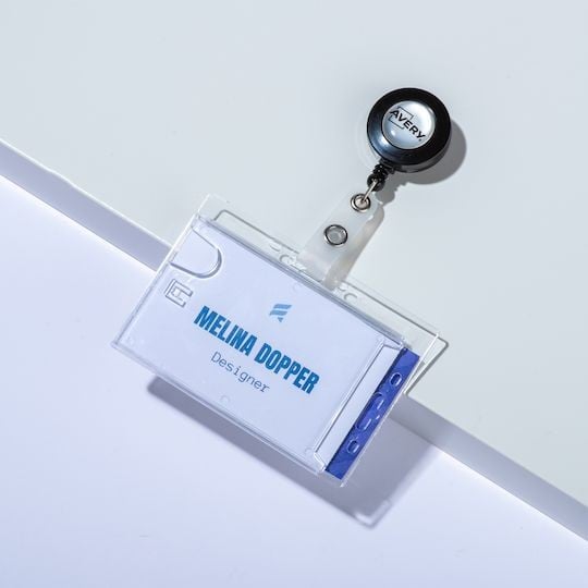 Porte-carte rigide avec enrouleur et fil rétractable