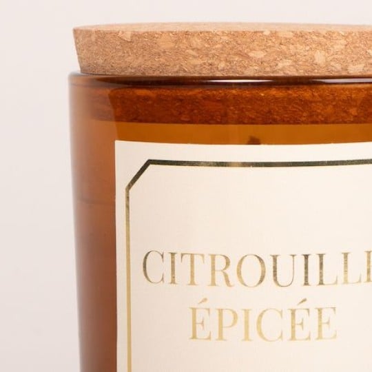 Effet lettre et cadre dorée sur une étiquette bougie
