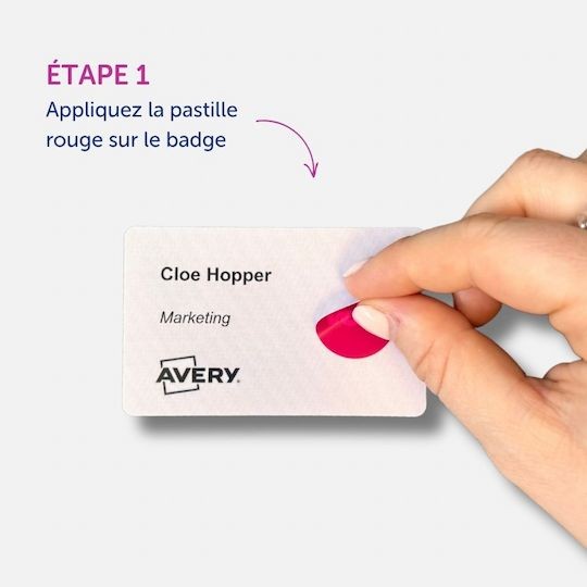 Photo montrant l'application de la pastille rouge sur le badge