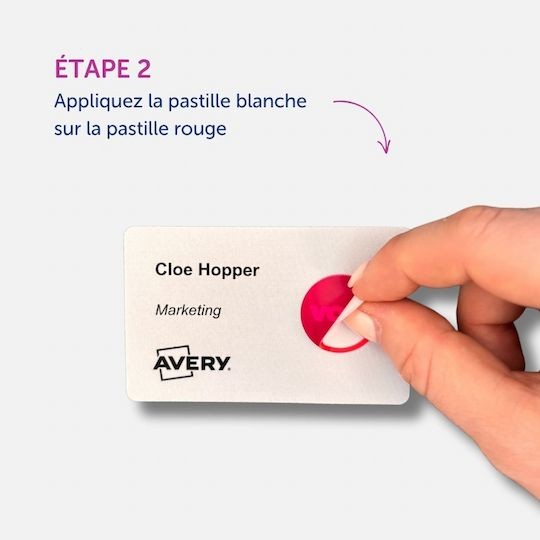 Photo montrant l'application de la pastille blanche sur la pastille rouge
