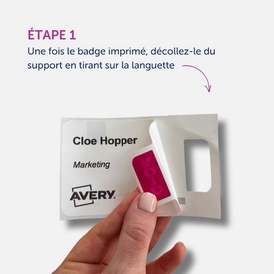 Photo montrant comment décoller le badge du support en tirant sur la languette