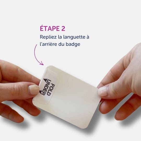 Photo montrant comment replier la languette expirante derrière le badge
