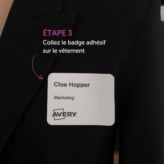 Photo montrant l'application du badge autocollant imprimé sur le vêtement