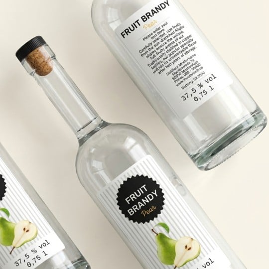 bouteille de spiritueux avec étiquette réglementaire