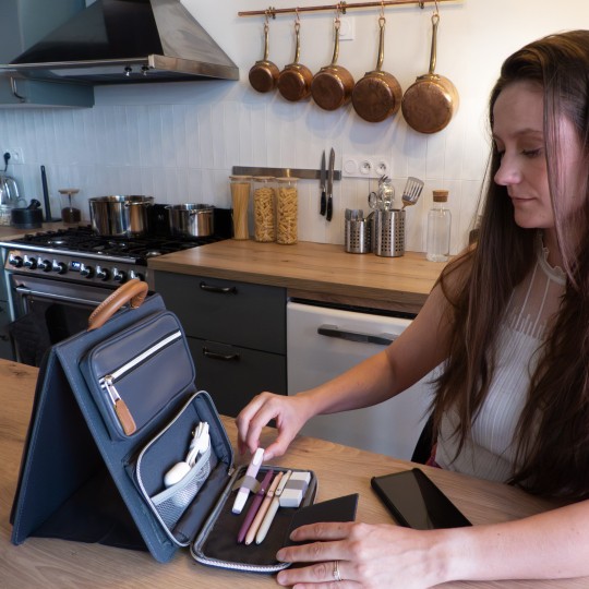 Utilisation de la pochette nomade de bureau dans une cuisine