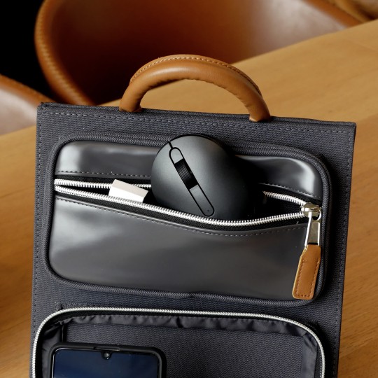 Pochette intérieur du haut avec une souris d'ordinateur