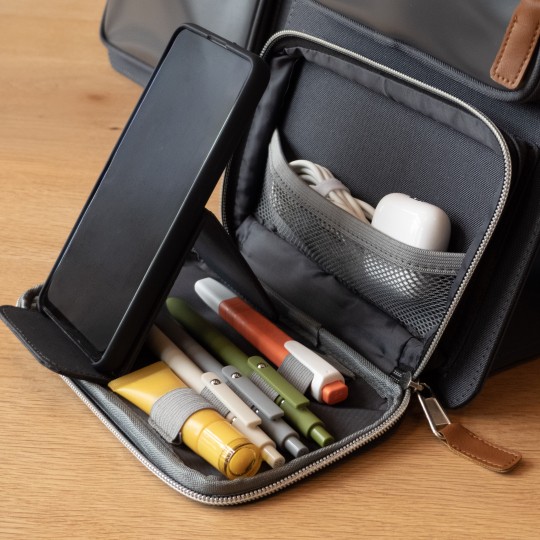 Pochette intérieur du bas dédiée au rangement des stylos et porte téléphone