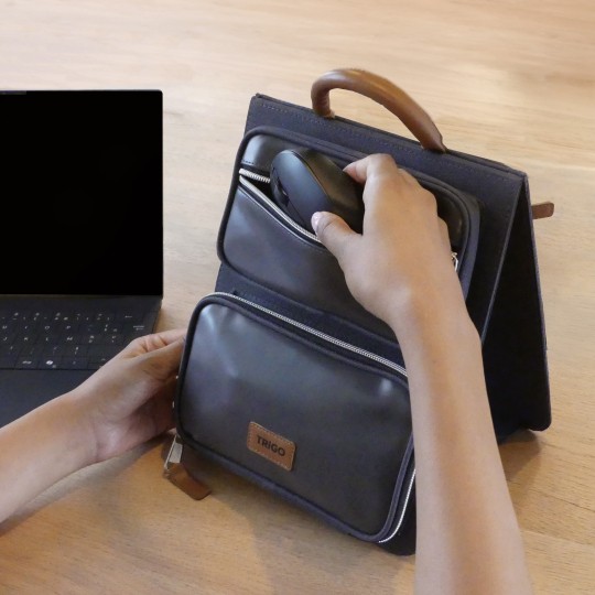 La pochette noamde de bureau tient debout sur un bureau