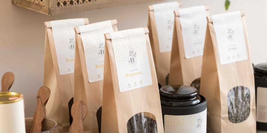 étiquettes personnalisées collées sur des sachets de thé
