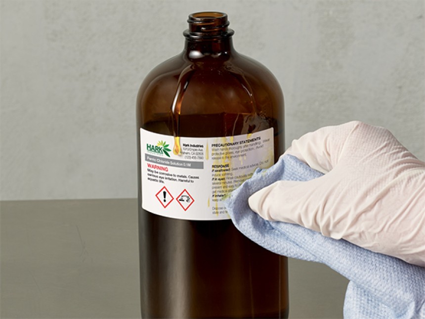 étiquette en polyéthylène résistante aux produits chimiques et collée sur une bouteille de produit chimique