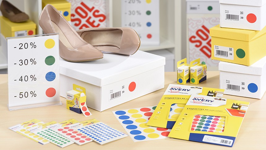 Utilisation de pastilles autocollantes pour les soldes dans un magasin de chaussure