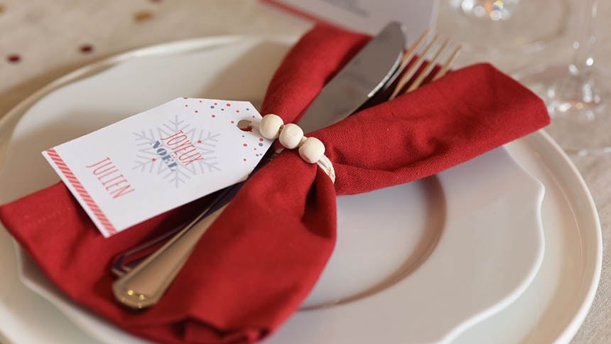 Une décoration de table Noël moderne rouge blanc