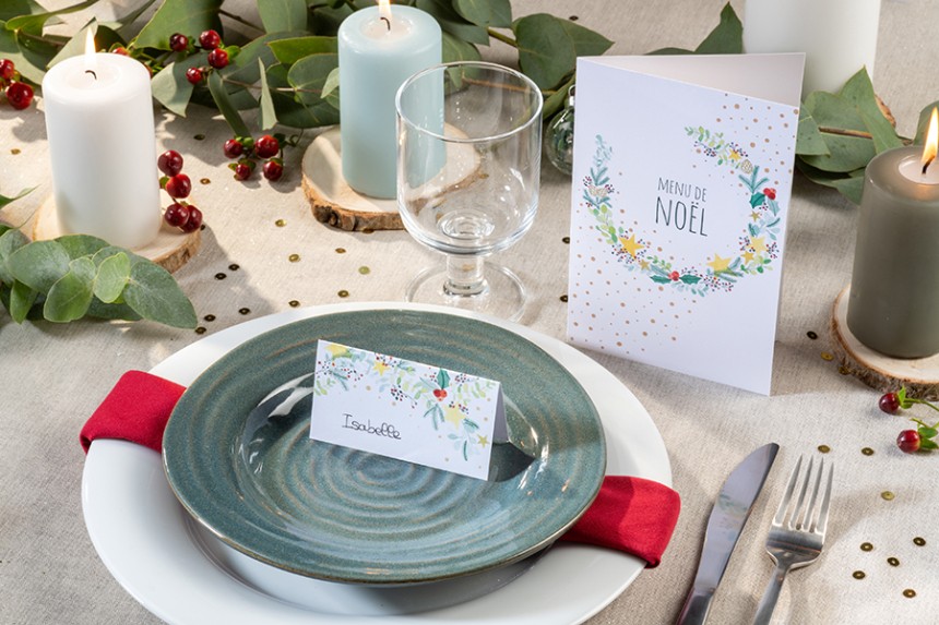 Une Jolie Table De Noel Avec Une Nappe Blanche Avery